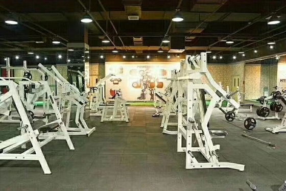 Фитнес-оборудование с пластинкой ISO-LATERAL Shoulder Press для максимальной активности мышц